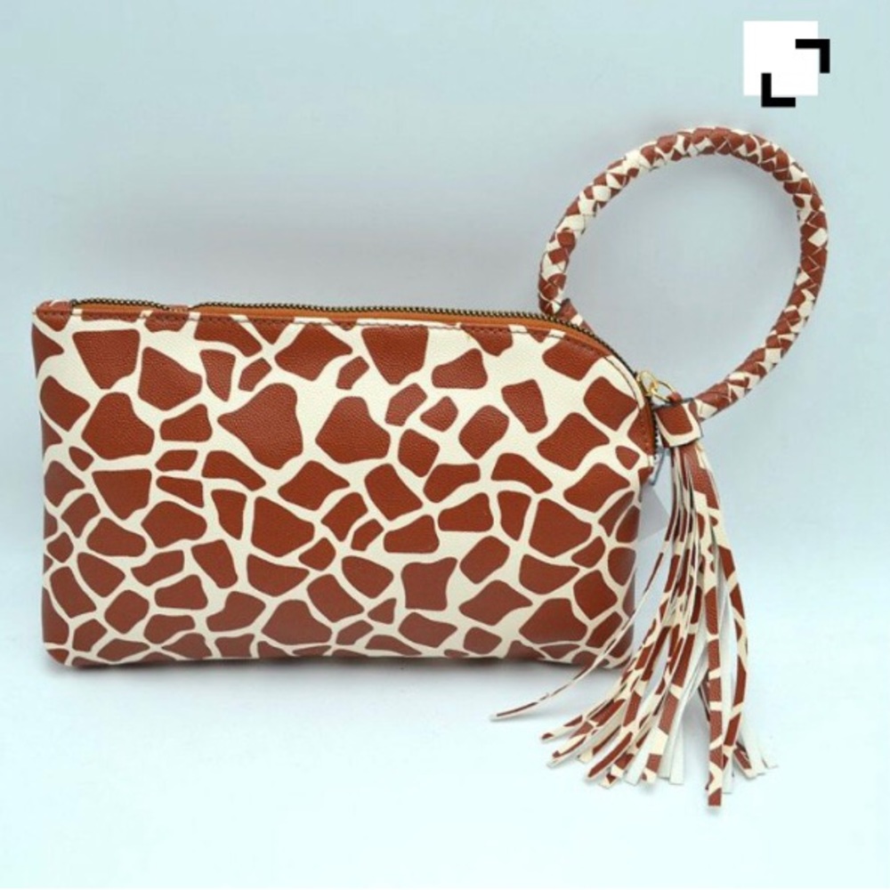 Vegan leather Giraffe print wristlet(NWT)